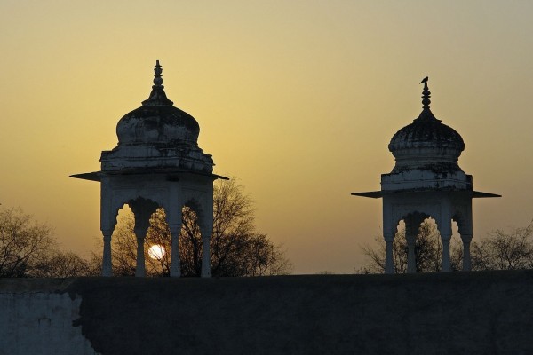 Puesta de sol en un templo (India)
