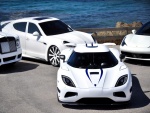 Cuatro coches blancos