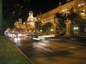 Vista nocturna de la Calle de Alcalá de Madrid (España)