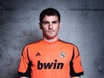 Iker Casillas con camiseta naranja
