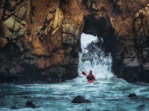 Postal: Canoa entre las rocas