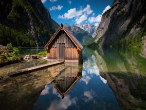 Casa de madera reflejada en el lago