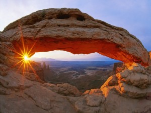 El sol en un arco de roca