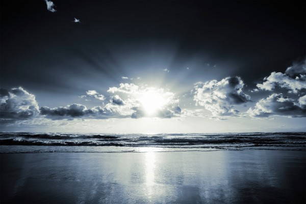 Luz solar reflejada en el mar