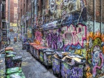 Callejón de una ciudad lleno de graffitis