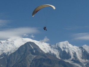 Postal: Parapente en frente de la cumbre del Mont Blanc