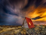 Casa de madera junto al mar de Islandia