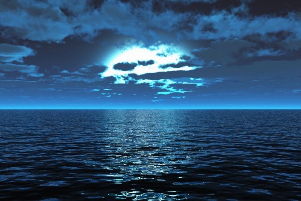 La luna entre nubes sobre el mar