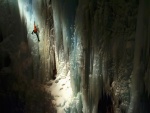 Escalando las paredes heladas de una cueva