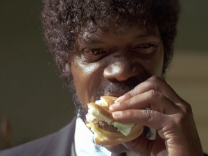 Jules comiendo una hamburguesa