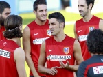 Jugadores del Atlético de Madrid, charlando en el entrenamiento