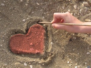 Postal: Un corazón en la arena