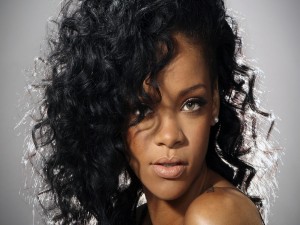 Rihanna con el pelo rizado