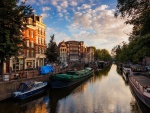 Amanecer en la hermosa ciudad de Amsterdam, Países Bajos