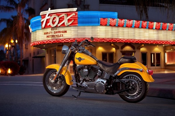 Imponente motocicleta Harley Davidson modelo "FatBoy"