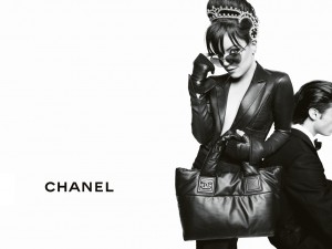 Postal: Chanel, chica y chico