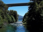 Río Correntoso y puente de la Ruta Nacional 231 (Neuquén, Argentina)