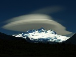Nubes lenticulares sobre el Cerro Tronador, Argentina