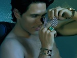 Andrés Velencoso, mirando joyas