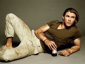 Chris Hemsworth, sucio y con una cerveza