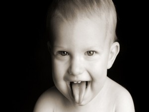 Postal: Bebé con la lengua fuera