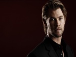 Chris Hemsworth con chaqueta y camisa negra