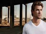 Chris Hemsworth con camiseta blanca