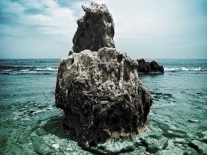 Postal: Gran roca en el mar
