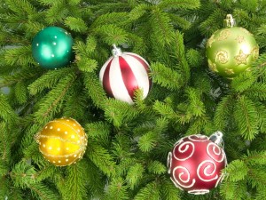 Bolas en el árbol de navidad