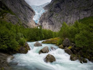 Postal: Río torrentoso entre montañas y rocas