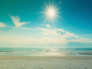 Brillante sol en la playa