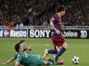 Messi escapando de los defensas