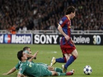 Messi escapando de los defensas