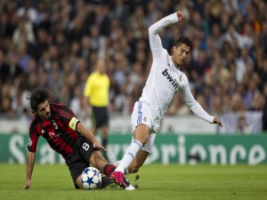 Cristiano Ronaldo (CR7) a punto de caer al suelo