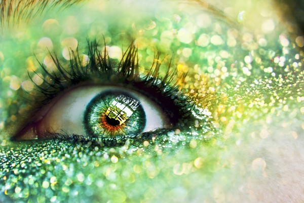 Maquillaje alrededor de un ojo verde
