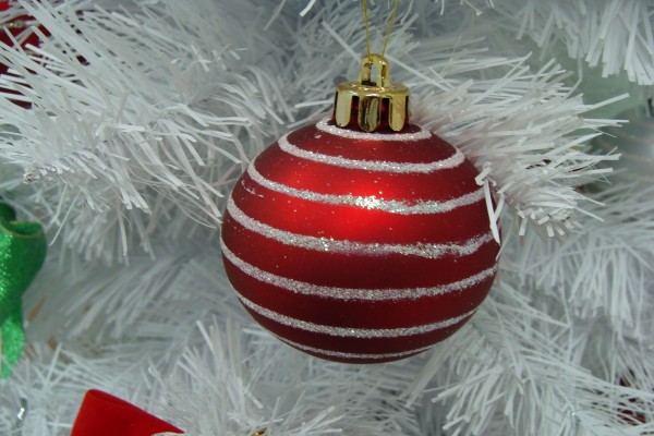 Bola roja en un árbol de Navidad blanco