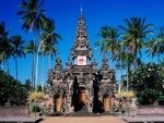 Templo con palmeras