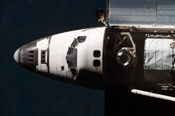 El transbordador Atlantis transportando un satélite