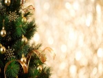Arbolito navideño con adornos dorados