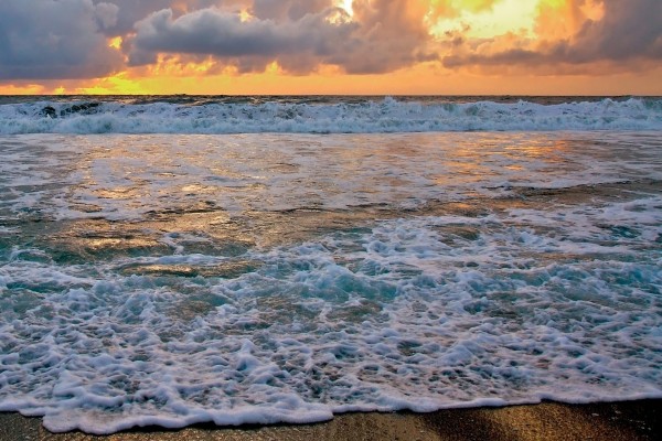 La espuma de las olas llegando a la orilla de la playa