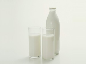 Postal: Dos vasos de leche