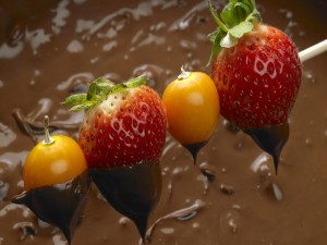 Postal: Frutas bañadas en chocolate