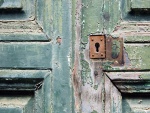 Puerta de madera con una vieja cerradura