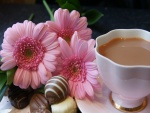Té con leche, bombones y flores