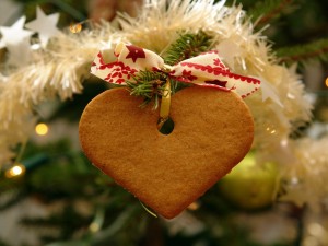 Postal: Galleta con forma de corazón en el árbol de Navidad