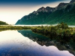 Montaña reflejada en el lago