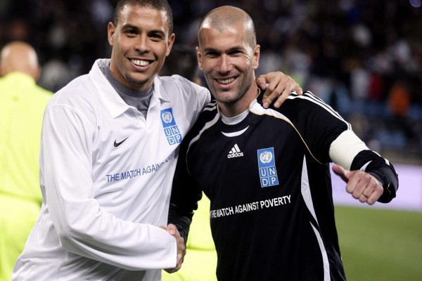 Zinedine Zidane y Ronaldo, en un partido benéfico