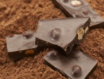 Chocolate con avellanas y cacao en polvo