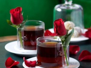 Originales tazas de té con una rosa roja