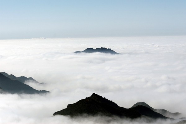 Las montañas sobresalen por el mar de nubes